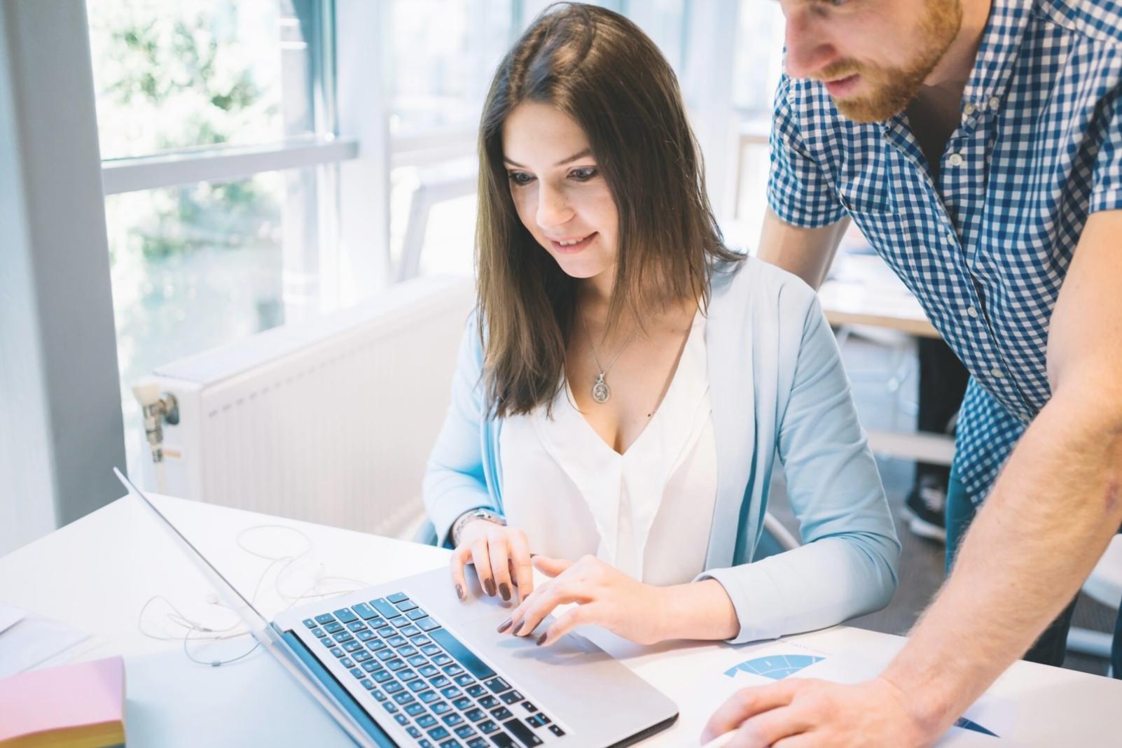 Espace de travail collaboratif avec des personnes en discussion autour d'une table, illustrant notre approche personnalisée de l'accompagnement